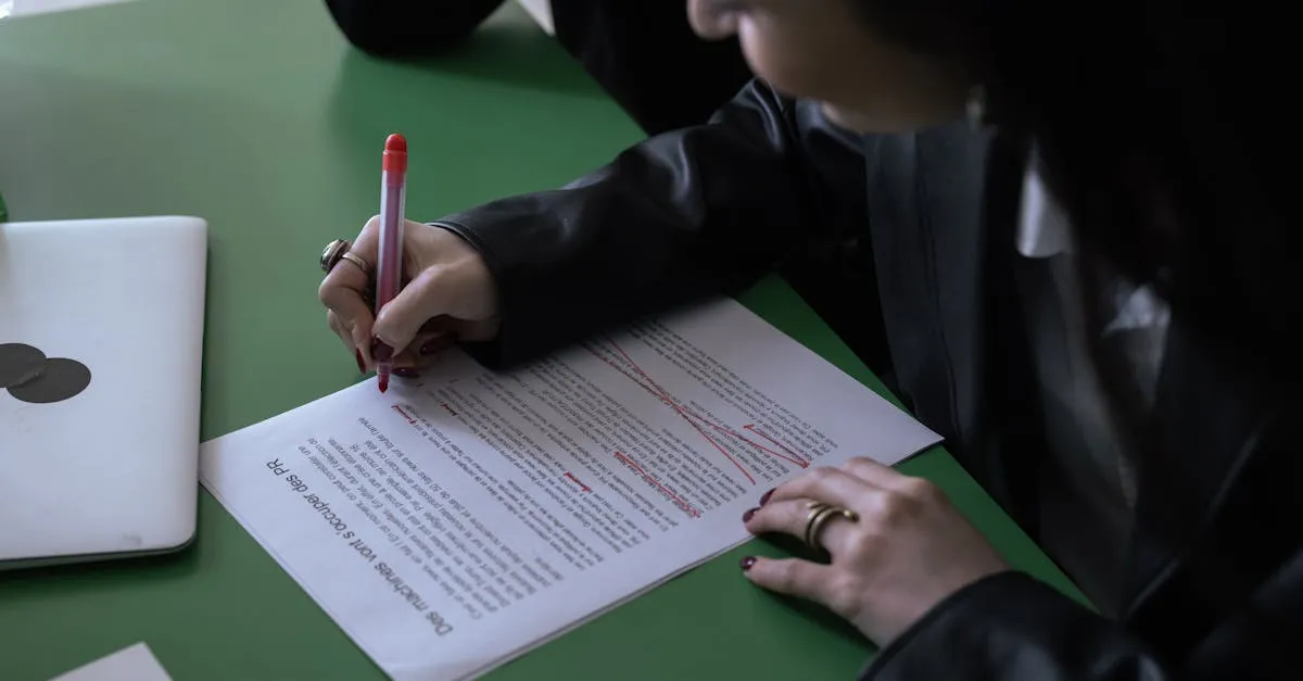 Pessoa ajustando documento com correções e marcações