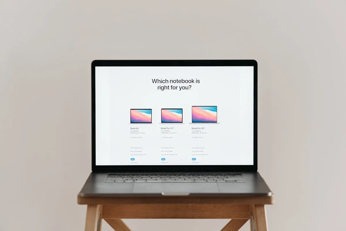 Comparação de três logos de ferramentas de IA em tela de computador